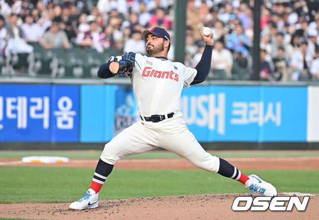 [OSEN=부산, 이석우 기자] 3일 부산 사직야구장에서 2025 신한 SOL 뱅크 KBO 리그 롯데 자이언츠와 키움 히어로즈의 경기가 열렸다. 홈팀 롯데는 감보아가, 방문팀 키움은 김연주가 선발 출전했다.롯데 자이언츠 선발 투수 감보아가 역투하고 있다. 2025.06.03 / foto0307@osen.co.kr