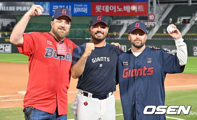 [OSEN=부산, 이석우 기자] 3일 부산 사직야구장에서 2025 신한 SOL 뱅크 KBO 리그 롯데 자이언츠와 키움 히어로즈의 경기가 열렸다. 홈팀 롯데는 감보아가, 방문팀 키움은 김연주가 선발 출전했다.KBO리그 데뷔 첫승을 올린 롯데 자이언츠 선발 투수 감보아가 직접 응원을 온 형제들과 기념촬영을 하고 있다. 2025.06.03 / foto0307@osen.co.kr