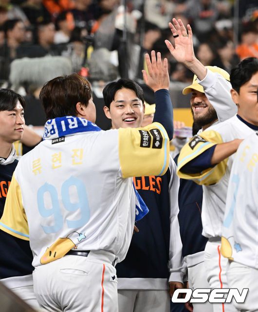 [OSEN=대전, 김성락 기자] 한화 류현진이 더그아웃에서 폰세, 문동주와 하이파이브를 하고 있다. 2025.05.13 / ksl0919@osen.co.kr