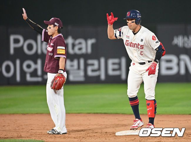 [OSEN=부산, 이석우 기자] 4일 부산 사직야구장에서 2025 신한 SOL 뱅크 KBO 리그 롯데 자이언츠와 키움 히어로즈의 경기가 열렸다. 홈팀 롯데는 박세웅이, 방문팀 키움은 김윤하가 선발 출전했다.롯데 자이언츠 전준우가 7회말 무사 1루 좌익수 뒤 2루타를 치고 세리머니를 하고 있다. 2025.06.04 / foto0307@osen.co.kr