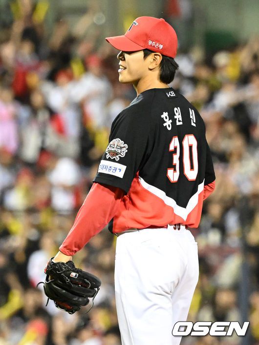 [OSEN=잠실, 이대선 기자] KIA가 이승엽 감독이 자진 사퇴한 두산을 제물로 5할 승률 복귀에 성공했다.프로야구 KIA 타이거즈는 3일 서울 잠실구장에서 열린 2025 신한 SOL뱅크 KBO리그 두산 베어스와의 시즌 7차전에서 11-3으로 승리했다.경기 종료 후 KIA 홍원빈이 미소를 짓고 있다. 2025.06.03 /sunday@osen.co.kr