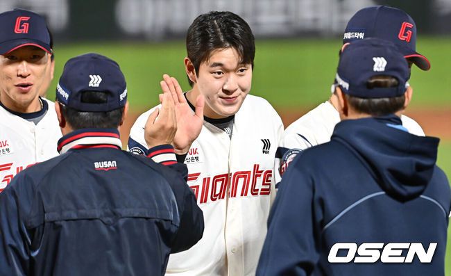 [OSEN=부산, 이석우 기자] 2일 부산 사직야구장에서 2025 신한 SOL 뱅크 KBO 리그 롯데 자이언츠와 NC 다이노스의 경기가 열렸다. 홈팀 롯데는 나균안, 방문팀 NC는 최성영이 선발 출전했다.롯데 자이언츠 나승엽이 NC 다이노스에 4-3 극적인 역전승을 올리고 김태형 감독과 하이파이브를 하고 있다. 2025.05.02 / foto0307@osen.co.kr