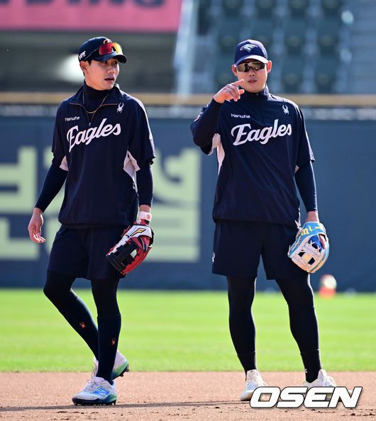 [OSEN=지형준 기자] 8일 오후 서울 잠실야구장에서 2025 신한 SOL Bank KBO리그 두산 베어스와 한화 이글스의 경기가 열렸다.이날 두산은 최승용, 한화는 문동주를 선발로 내세웠다.한화 심우준, 하주석이 수비 훈련을 하고 있다. 2025.04.08 / jpnews@osen.co.kr