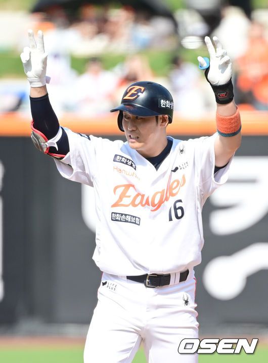 [OSEN=대전, 김성락 기자] 3일 오후 대전 한화생명볼파크에서 ‘2025 신한 SOL Bank KBO리그’ 한화 이글스와 KT 위즈의 경기가 열렸다.이날 홈팀 한화는 폰세, KT는 쿠에바스를 선발로 내세웠다.5회말 2사 1, 2루 한화 하주석이 2타점 적시 2루타를 날린 뒤 세리머니를 하고 있다. 2025.06.03 / ksl0919@osen.co.kr