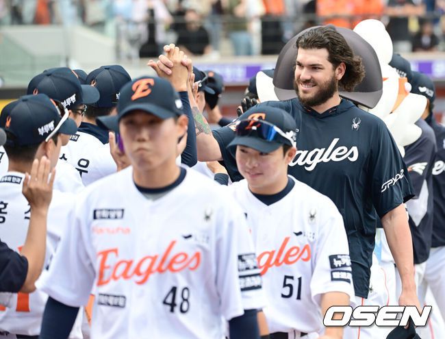 [OSEN=대전, 김성락 기자] 프로야구 한화 이글스가 에이스 코디 폰세의 호투와 타선 폭발에 힘입어 대승을 거뒀다.한화는 3일 대전 한화생명볼파크에서 열린 2025 신한 SOL Bank KBO리그 KT 위즈와의 홈경기를 10-1로 승리했다.승리가 확정된 순간 한화 폰세가 동료 선수들과 기쁨을 나누고 있다. 2025.06.03 / ksl0919@osen.co.kr