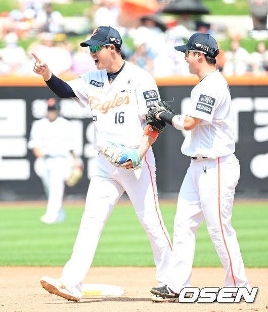 [OSEN=대전, 김성락 기자] 3일 오후 대전 한화생명볼파크에서 ‘2025 신한 SOL Bank KBO리그’ 한화 이글스와 KT 위즈의 경기가 열렸다.이날 홈팀 한화는 폰세, KT는 쿠에바스를 선발로 내세웠다.3회초 1사 1루 KT 권동진의 안타 때 한화 유격수 하주석, 2루수 이도윤이 재치있는 수비로 1루주자 박민석을 포스아웃 시킨 뒤 환호하고 있다. 2025.06.03 / ksl0919@osen.co.kr