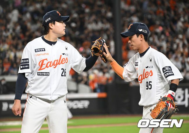 [OSEN=대전, 김성락 기자] 4일 오후 대전 한화생명볼파크에서 ‘2025 신한 SOL Bank KBO리그’ 한화 이글스와 KT 위즈의 경기가 열렸다.이날 홈팀 한화는 와이스, KT는 오원석을 선발로 내세웠다.8회초 종료 후 한화 한승혁, 황영묵이 하이파이브를 하고 있다. 2025.06.04 / ksl0919@osen.co.kr