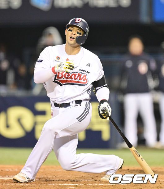 [OSEN=잠실, 김성락 기자] 25일 오후 서울 잠실야구장에서 ‘2025 신한 SOL Bank KBO리그’ 두산 베어스와 롯데 자이언츠의 경기가 열렸다.홈팀 두산은 최원준, 원정팀 롯데는 데이비슨을 선발로 내세웠다. 4회말 2사 1, 3루 두산 강승호가 헛스윙 삼진으로 물러나고 있다. 2025.04.25/ ksl0919@osen.co.kr