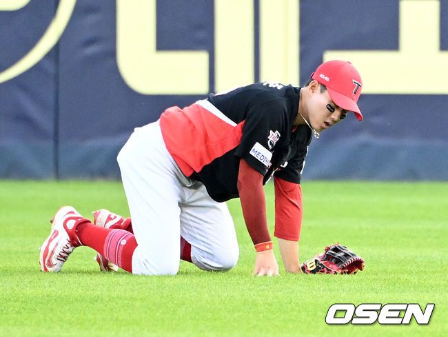 [OSEN=잠실, 이대선 기자] 3일 오후 서울 잠실야구장에서 2025 신한 SOL Bank KBO리그 두산 베어스와 KIA 타이거즈의 경기가 열렸다.두산은 곽빈, KIA는 양현종을 선발 투수로 내세웠다.5회말 2사 2루에서 KIA 최원준이 포구 실책으로 아쉬워하고 있다. 2025.06.03 /sunday@osen.co.kr