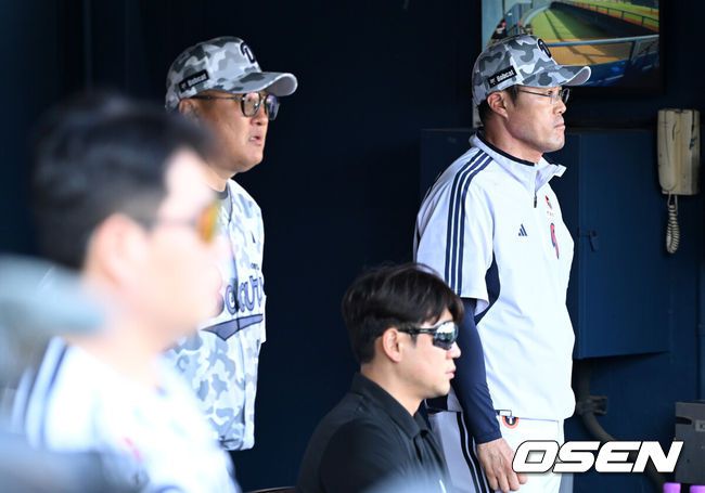 [OSEN=잠실, 이대선 기자] 3일 오후 서울 잠실야구장에서 2025 신한 SOL Bank KBO리그 두산 베어스와 KIA 타이거즈의 경기가 열렸다.두산은 곽빈, KIA는 양현종을 선발 투수로 내세웠다.두산 조성환 감독대행이 선수들에게 박수를 보내고 있다. 2025.06.03 /sunday@osen.co.kr