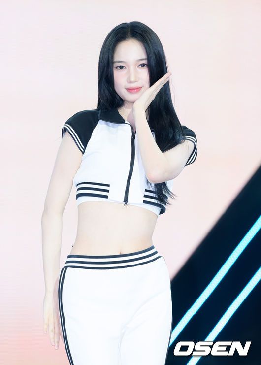 [OSEN=이대선 기자] 4일 서울 마포구 SBS프리즘타워에서 그룹 USPEER (유스피어) 첫 싱글 앨범 ‘SPEED ZONE(스피드 존)’ 발매 기념 쇼케이스가 열렸다. USPEER는 WM엔터테인먼트가 오마이걸 이후 약 10년 만에 선보이는 걸그룹이다. 팀명 USPEER는 'US(우리)'와 'SPEER(질문하다, 묻다)'의 합성어로, '우리가 함께 세상의 본질을 이해하고 더 나은 미래를 창조하겠다'라는 의미를 담았다.유스피어 여원이 포토타임을 가지고 있다. 2025.06.04 /sunday@osen.co.kr