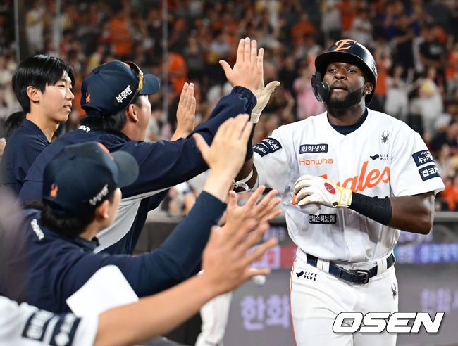 [OSEN=대전, 김성락 기자] 4일 오후 대전 한화생명볼파크에서 ‘2025 신한 SOL Bank KBO리그’ 한화 이글스와 KT 위즈의 경기가 열렸다.이날 홈팀 한화는 와이스, KT는 오원석을 선발로 내세웠다.6회말 한화 선두타자 플로리얼이 추격의 솔로 홈런을 날린 뒤 더그아웃에서 동료 선수들과 기쁨을 나누고 있다. 2025.06.04 / ksl0919@osen.co.kr