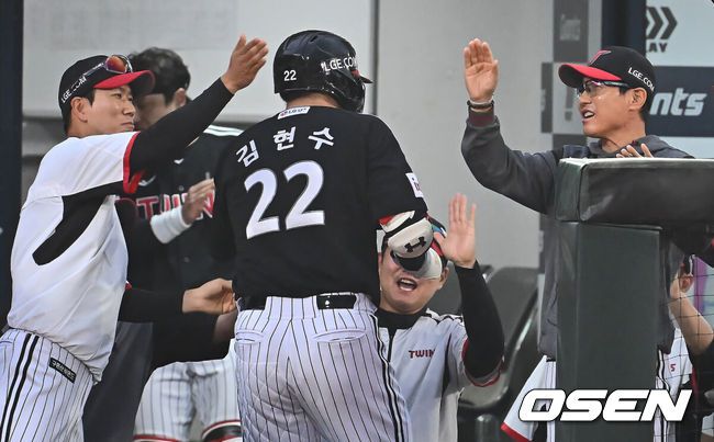 LG 트윈스 염경엽 감독이 홈런을 친 김현수와 하이파이브를 하고 있다. / OSEN DB
