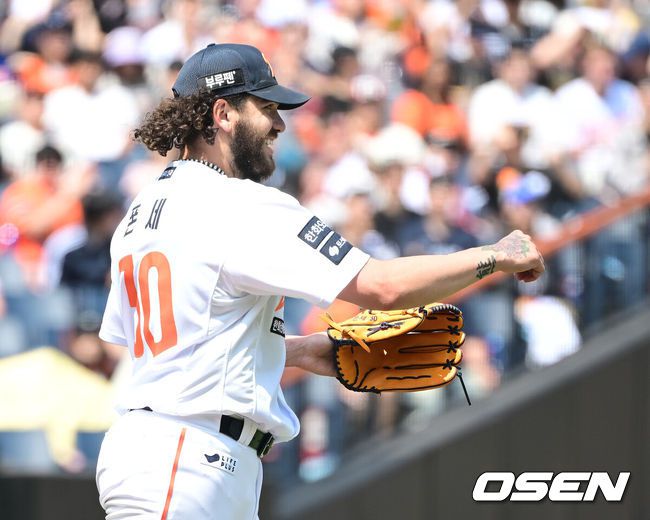 [OSEN=대전, 김성락 기자] 3일 오후 대전 한화생명볼파크에서 ‘2025 신한 SOL Bank KBO리그’ 한화 이글스와 KT 위즈의 경기가 열렸다.이날 홈팀 한화는 폰세, KT는 쿠에바스를 선발로 내세웠다.3회초 1사 1루 KT 권동진의 안타 때 한화 폰세가 유격수 하주석, 2루수 이도윤의 재치있는 호수비에 기뻐하고 있다. 1루주자 박민석 2루 포스아웃. 2025.06.03 / ksl0919@osen.co.kr