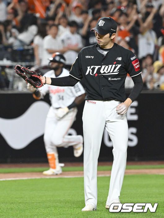[OSEN=대전, 김성락 기자] 4일 오후 대전 한화생명볼파크에서 ‘2025 신한 SOL Bank KBO리그’ 한화 이글스와 KT 위즈의 경기가 열렸다.이날 홈팀 한화는 와이스, KT는 오원석을 선발로 내세웠다.6회말 KT 오원석이 한화 선두타자 플로리얼에게 추격의 솔로 홈런을 허용, 아쉬워하고있다. 2025.06.04 / ksl0919@osen.co.kr