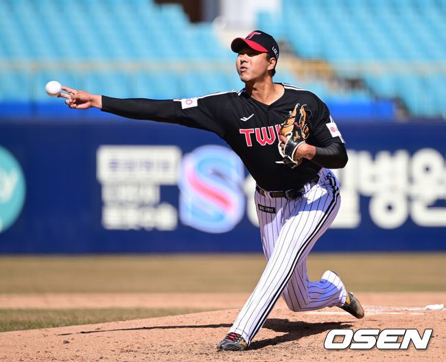 [OSEN=대구, 김성락 기자] 14일 오후 대구 삼성라이온즈파크에  2025 신한 SOL뱅크 KBO 리그 시범경기 삼성 라이온즈와 LG 트윈스의 경기가 열렸다.KBO리그 10개 구단은 오는 18일까지 시범경기 10경기를 소화한다. 2025시즌 개막전은 오는 22일 개최된다. 개막전 매치업은 LG-롯데(서울 잠실구장), KIA-NC(광주-기아챔피언스필드), SSG-두산(인천 SSG랜더스필드), KT-한화(수원 KT위즈파크), 삼성-키움(대구 삼성라이온즈파크)이다.4회말 2사 1루 LG 정우영이 마운드에 올라 힘차게 공을 뿌리고 있다. 2025.03.14 / ksl0919@osen.co.kr