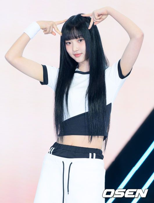 [OSEN=이대선 기자] 4일 서울 마포구 SBS프리즘타워에서 그룹 USPEER (유스피어) 첫 싱글 앨범 ‘SPEED ZONE(스피드 존)’ 발매 기념 쇼케이스가 열렸다. USPEER는 WM엔터테인먼트가 오마이걸 이후 약 10년 만에 선보이는 걸그룹이다. 팀명 USPEER는 'US(우리)'와 'SPEER(질문하다, 묻다)'의 합성어로, '우리가 함께 세상의 본질을 이해하고 더 나은 미래를 창조하겠다'라는 의미를 담았다.유스피어 시안이 포토타임을 가지고 있다. 2025.06.04 /sunday@osen.co.kr