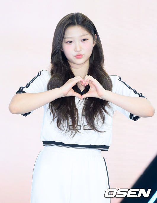 [OSEN=이대선 기자] 4일 서울 마포구 SBS프리즘타워에서 그룹 USPEER (유스피어) 첫 싱글 앨범 ‘SPEED ZONE(스피드 존)’ 발매 기념 쇼케이스가 열렸다. USPEER는 WM엔터테인먼트가 오마이걸 이후 약 10년 만에 선보이는 걸그룹이다. 팀명 USPEER는 'US(우리)'와 'SPEER(질문하다, 묻다)'의 합성어로, '우리가 함께 세상의 본질을 이해하고 더 나은 미래를 창조하겠다'라는 의미를 담았다.유스피어 로아가 포토타임을 가지고 있다. 2025.06.04 /sunday@osen.co.kr