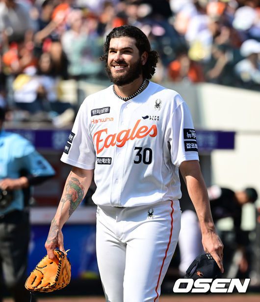 [OSEN=대전, 김성락 기자] 3일 오후 대전 한화생명볼파크에서 ‘2025 신한 SOL Bank KBO리그’ 한화 이글스와 KT 위즈의 경기가 열렸다.이날 홈팀 한화는 폰세, KT는 쿠에바스를 선발로 내세웠다.6회초 종료 후 한화 폰세가 더그아웃으로 이동하고 있다. 2025.06.03 / ksl0919@osen.co.kr