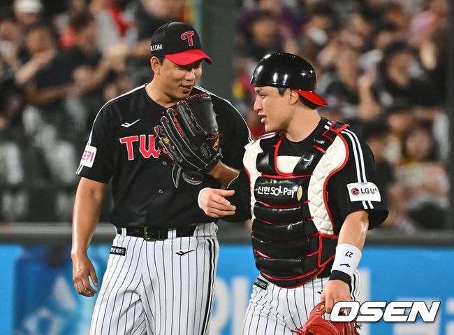 [OSEN=부산, 이석우 기자] 23일 부산 사직야구장에서 2024 신한 SOL 뱅크 KBO 리그 롯데 자이언츠와 LG 트윈스의 경기가 열렸다. 홈팀 롯데는 윌커슨이 선발 출전하고 LG 트윈스는 엔스가 선발 출전했다.LG 트윈스 정우영과 박동원이 8회말 1사 2루 롯데 자이언츠 손호영의 3루 땅볼때 2루주자 윤동희를 잡고 활짝 웃고 있다. 2024.07.23 / foto0307@osen.co.kr