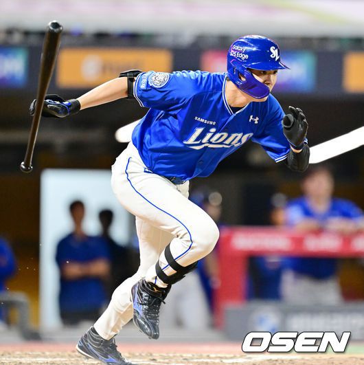 [OSEN=인천, 민경훈 기자] 5일 오후 인천 SSG랜더스필드에서 ‘2025 신한 SOL BANK KBO리그’ SSG 랜더스와 삼성 라이온즈의 경기가 열렸다.이 경기에서 SSG는 화이트를, 삼성은 이승현을 선발투수로 내세웠다.7회초 2사 주자 1,2루 삼성 구자욱이 우익수 앞 1타점 적시타를 때리고 있다. 2025.06.05 / rumi@osen.co.kr