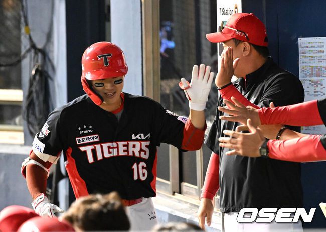 [OSEN=잠실, 이대선 기자] 4일 오후 서울 잠실야구장에서 2025 신한 SOL Bank KBO리그 두산 베어스와 KIA 타이거즈의 경기가 열렸다.두산은 최민석, KIA는 네일을 선발 투수로 내세웠다.9회초 무사 1루에서 KIA 최원준이 우월 투런홈런을 치고 이범호 감독과 환호하고 있다. 2025.06.04 /sunday@osen.co.kr