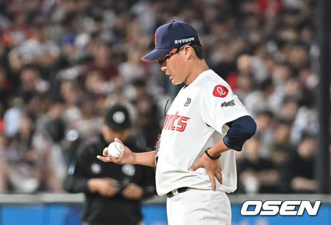 [OSEN=부산, 이석우 기자] 4일 부산 사직야구장에서 2025 신한 SOL 뱅크 KBO 리그 롯데 자이언츠와 키움 히어로즈의 경기가 열렸다. 홈팀 롯데는 박세웅이, 방문팀 키움은 김윤하가 선발 출전했다.롯데 자이언츠 선발 투수 박세웅이 6회초 무사 1,2루 상황에서 교체를 앞두고 아쉬워하고 있다. 2025.06.04 / foto0307@osen.co.kr
