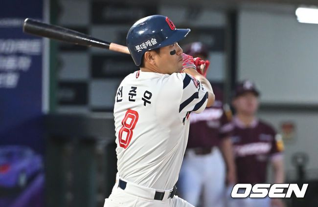 [OSEN=부산, 이석우 기자] 4일 부산 사직야구장에서 2025 신한 SOL 뱅크 KBO 리그 롯데 자이언츠와 키움 히어로즈의 경기가 열렸다. 홈팀 롯데는 박세웅이, 방문팀 키움은 김윤하가 선발 출전했다.롯데 자이언츠 전준우가 3회말 2사 1루 좌중간 안타를 치고 있다. 2025.06.04 / foto0307@osen.co.kr