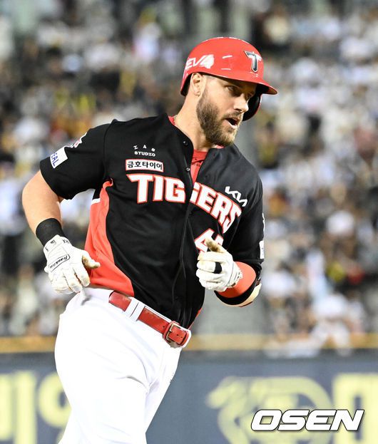 [OSEN=잠실, 이대선 기자] 4일 오후 서울 잠실야구장에서 2025 신한 SOL Bank KBO리그 두산 베어스와 KIA 타이거즈의 경기가 열렸다.두산은 최민석, KIA는 네일을 선발 투수로 내세웠다.6회초 1사 1루에서 KIA 위즈덤이 좌중월 투런 홈런을 치고 그라운드를 돌고 있다. 2025.06.04 /sunday@osen.co.kr