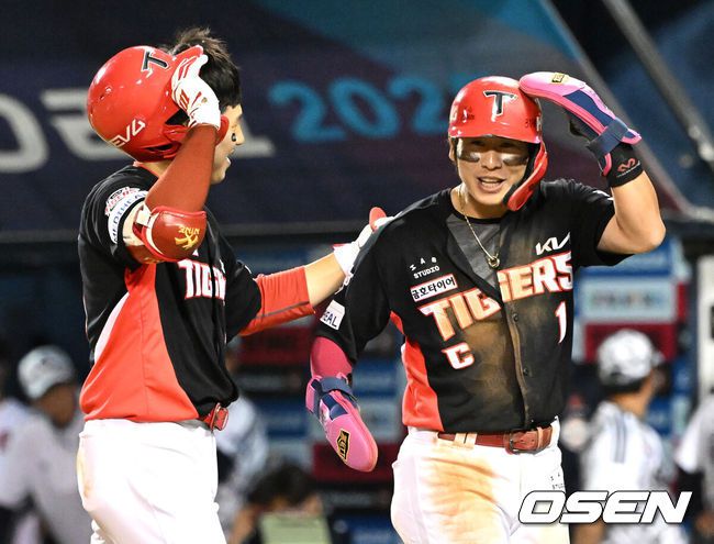 [OSEN=잠실, 이대선 기자] 4일 오후 서울 잠실야구장에서 2025 신한 SOL Bank KBO리그 두산 베어스와 KIA 타이거즈의 경기가 열렸다.두산은 최민석, KIA는 네일을 선발 투수로 내세웠다.9회초 무사 1루에서 KIA 최원준이 우월 투런홈런을 치고 박찬호와 환호하고 있다. 2025.06.04 /sunday@osen.co.kr