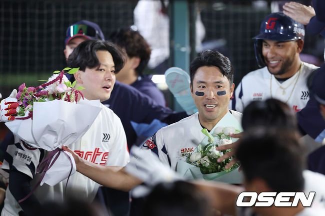 [OSEN=부산, 이석우 기자] 4일 부산 사직야구장에서 2025 신한 SOL 뱅크 KBO 리그 롯데 자이언츠와 키움 히어로즈의 경기가 열렸다. 홈팀 롯데는 박세웅이, 방문팀 키움은 김윤하가 선발 출전했다.롯데 자이언츠 전준우가 7회말 1사 2,3루 전민재의 우익수 앞 안타와 우익수 송구 실책으로 득점을 올리고 2000안타 달성 축하 꽃다발을 받고 있다. 2025.06.04 / foto0307@osen.co.kr