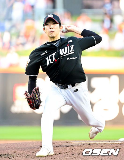 [OSEN=대전, 김성락 기자] 4일 오후 대전 한화생명볼파크에서 ‘2025 신한 SOL Bank KBO리그’ 한화 이글스와 KT 위즈의 경기가 열렸다.이날 홈팀 한화는 와이스, KT는 오원석을 선발로 내세웠다.1회말 케이티 선발 오원석이 마운드에 올라 힘차게 공을 뿌리고 있다. 2025.06.04 / ksl0919@osen.co.kr