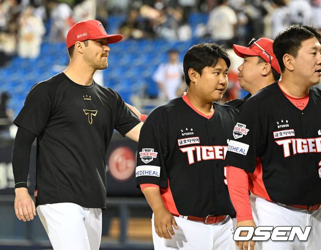 [OSEN=잠실, 이대선 기자] 호랑이군단이 위즈덤, 최원준의 홈런포를 앞세워 두산전 상승세를 이어갔다.프로야구 KIA 타이거즈는 4일 서울 잠실구장에서 열린 2025 신한 SOL뱅크 KBO리그 두산 베어스와의 시즌 8차전에서 8-3으로 승리했다.경기 종료 후 KIA 네일이 이범호 감독과 승리의 기쁨을 나누고 있다. 2025.06.04 /sunday@osen.co.kr