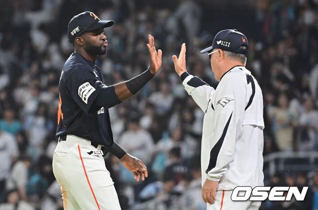 [OSEN=창원, 이석우 기자] 30일 창원NC파크에서 2025 신한 SOL 뱅크 KBO 리그 NC 다이노스와 한화 이글스의 경기가 열렸다. 홈팀 NC는 라일리가, 방문팀 한화는 류현진이 선발 출전했다. 한화 이글스 플로리얼이 NC 다이노스에 7-1로 승리한 후 김경문 감독과 기쁨을 나누고 있다. 2025.05.30 / foto0307@osen.co.kr