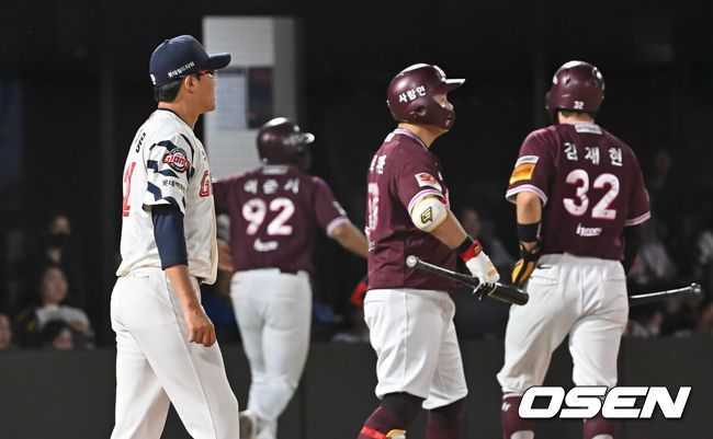 [OSEN=부산, 이석우 기자] 4일 부산 사직야구장에서 2025 신한 SOL 뱅크 KBO 리그 롯데 자이언츠와 키움 히어로즈의 경기가 열렸다. 홈팀 롯데는 박세웅이, 방문팀 키움은 김윤하가 선발 출전했다.롯데 자이언츠 박세웅이 4회초 2사 만루 키움 히어로즈 송성문에게 싹쓸이 좌익수 뒤 2루타를 맞고 아쉬워하고 있다. 2025.06.04 / foto0307@osen.co.kr