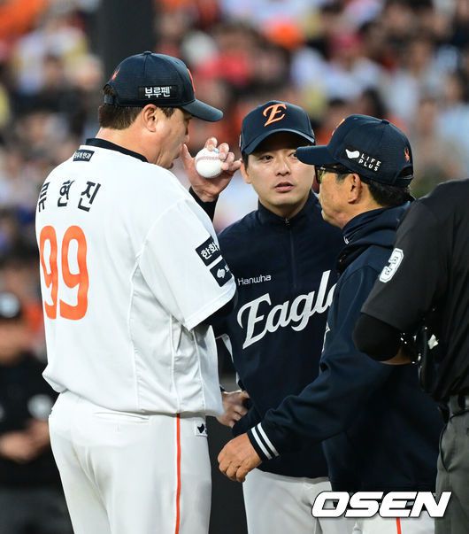 [OSEN=대전, 김성락 기자] 5일 오후 대전 한화생명볼파크에서 ‘2025 신한 SOL Bank KBO리그’ 한화 이글스와 KT 위즈의 경기가 열렸다.이날 홈팀 한화는 류현진, KT는 헤이수스를 선발로 내세웠다.4회초 2사 만루 한화 류현진이 교체되고 있다. 2025.06.05 / ksl0919@osen.co.kr