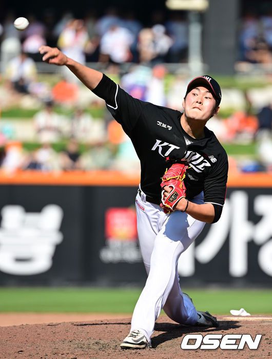 [OSEN=대전, 김성락 기자] 3일 오후 대전 한화생명볼파크에서 ‘2025 신한 SOL Bank KBO리그’ 한화 이글스와 KT 위즈의 경기가 열렸다.이날 홈팀 한화는 폰세, KT는 쿠에바스를 선발로 내세웠다.7회말 KT 최융준이 마운드에 올라 힘차게 공을 뿌리고 있다. 2025.06.03 / ksl0919@osen.co.kr