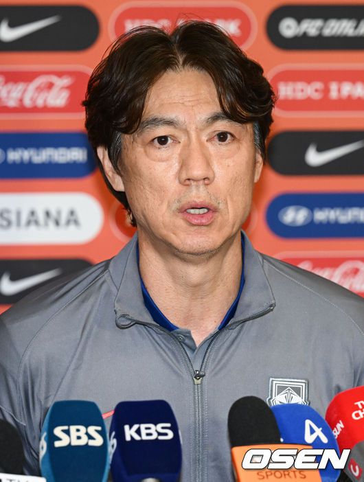 [OSEN=인천공항, 조은정 기자]월드컵 11회 연속 본선 진출에 성공한 한국 축구 국가대표팀이 6일 인천국제공항을 통해 이라크에서 귀국했다.한국은 6일 새벽(한국 시간)이라크 원정서 2-0 승리로 승점 19(5승 4무)점을 확보하면서 월드컵 11회 연속 본선 진출을 확정지었다.축구대표팀 홍명보 감독이 취재진과 인터뷰를 하고 있다.  2025.06.06 /cej@osen.co.kr