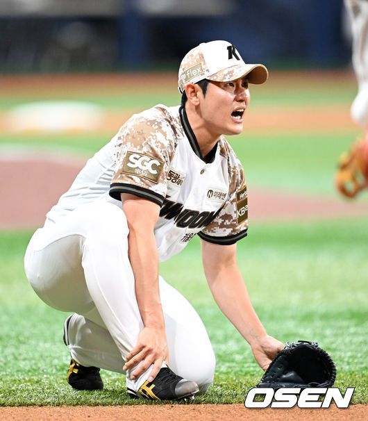 [OSEN=고척, 이대선 기자] 6일 오후 서울 고척스카이돔에서 2025 신한 SOL Bank KBO리그 키움 히어로즈와 LG 트윈스의 경기가 열렸다.키움은 로젠버그, LG는 치리노스를 선발 투수로 내세웠다.10회초 무사에서 LG 오스틴 타구에 맞은 키움 조영건이 고통을 호소하고 있다. 2025.06.06 /sunday@osen.co.kr