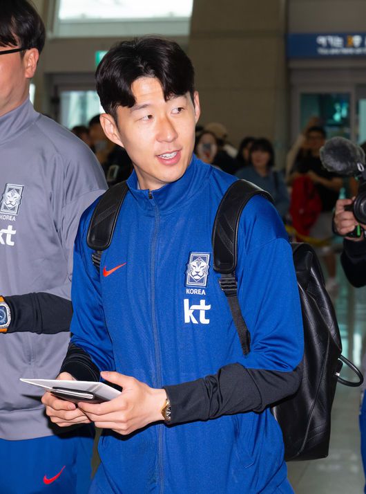 [OSEN=인천공항, 김성락 기자] 대한민국 축구 국가대표팀이 6일 오전 3시 15분(한국시간) 이라크와2026 국제축구연맹(FIFA) 북중미 월드컵 아시아 3차 예선 B조 경기를 치르기 위해 이라크 원정 출국길에 올랐다.한국은 B조에서 선두(4승 4무, 승점 16)를 달리고 있다. 2위는요르단(승점 13), 3위는 이라크(승점 12). 홍명보호는 남은 2경기에서 승점 1만 추가하면 11회 연속 본선 진출을 확정한다.축구대표팀 손흥민이 출국장으로 향하고 있다 .2025.06.02 / ksl0919@osen.co.kr