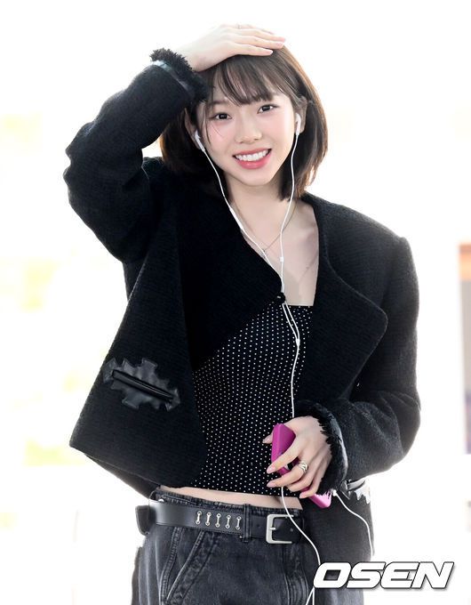 [OSEN=인천공항, 조은정 기자]에스파(aespa)가 25일 인천국제공항을 통해 ‘K-FLOW3 CONCERT in TAIWAN’ 참석차 타이베이로 출국했다.해당 공연에는 있지(ITZY), 에스파(aespa), 트리플에스(tripleS)가 출연 예정이다.에스파 카리나가 출국장으로 향하고 있다. 2025.04.25 /cej@osen.co.kr
