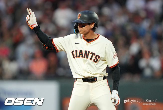SAN FRANCISCO, CALIFORNIA - JUNE 04: Jung Hoo Lee #51 of the San Francisco Giants standing on second base celebrates hitting a double against the San Diego Padres in the bottom of the sixth inning at Oracle Park on June 04, 2025 in San Francisco, California. (Photo by Thearon W. Henderson/Getty Images)