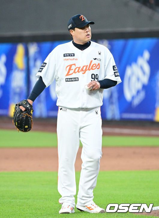[OSEN=대전, 김성락 기자] 5일 오후 대전 한화생명볼파크에서 ‘2025 신한 SOL Bank KBO리그’ 한화 이글스와 KT 위즈의 경기가 열렸다.이날 홈팀 한화는 류현진, KT는 헤이수스를 선발로 내세웠다.4회초 2사 만루 한화 류현진이 투구를 준비하는 과정에서 몸의 불편함을 느끼고 있다. 2025.06.05 / ksl0919@osen.co.kr