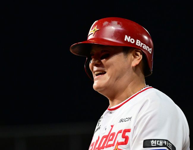 [OSEN=인천, 김성락 기자] 30일 오후 인천 SSG 랜더스필드에서 ‘2024 신한은행 SOL Bank KBO리그’ SSG 랜더스와 키움 히어로즈의 경기가 열렸다.이날 홈팀 SSG는 앤더슨, 원정팀 키움은 윤석원을 선발투수로 내세웠다.8회말 1사 SSG 추신수가 2루수 땅볼로 물러나고 있다. 2024.09.30 / ksl0919@osen.co.kr