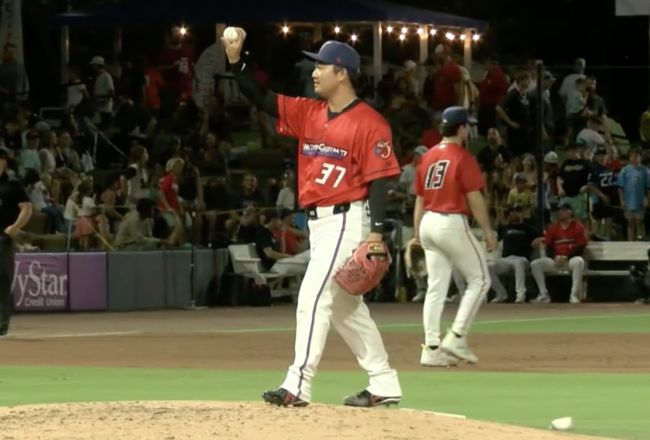 마이애미 산하 트리플A 잭슨빌에 올라온 고우석이 8회 투구 전 공을 교환하고 있다. /MiLB 중계 캡처