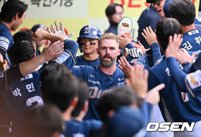 [OSEN=대구, 이석우 기자] 7일 대구삼성라이온즈파크에서 2025 신한 SOL 뱅크 KBO 리그 삼성 라이온즈와 NC 다이노스의 경기가 열렸다. 홈팀 삼성은 레예스가, 방문팀 NC는 신민혁이 선발 출전했다. NC 다이노스 데이비슨이 3회초 1사 1루 중월 2점 홈런을 치고 하이파이브를 하고 있다. 2025.06.07 / foto0307@osen.co.kr