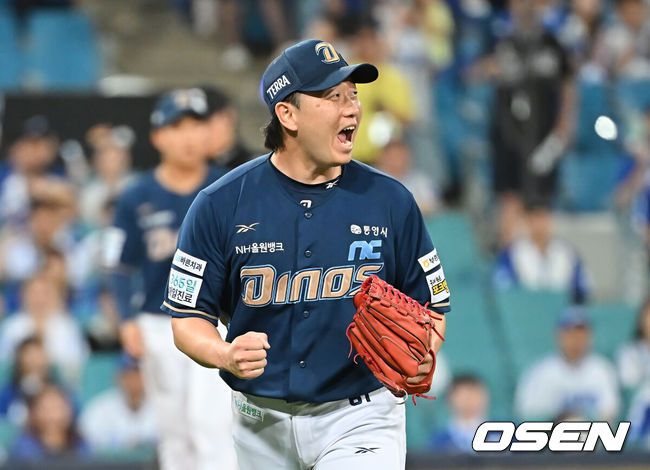 [OSEN=대구, 이석우 기자] 7일 대구삼성라이온즈파크에서 2025 신한 SOL 뱅크 KBO 리그 삼성 라이온즈와 NC 다이노스의 경기가 열렸다. 홈팀 삼성은 레예스가, 방문팀 NC는 신민혁이 선발 출전했다. NC 다이노스 배재환이 8회말 2사 1루 삼성 라이온즈 김지찬을 유격수 땅볼로 잡고 포효하고 있다. 2025.06.07 / foto0307@osen.co.kr