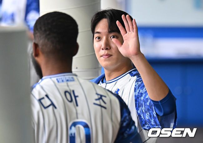 [OSEN=대구, 이석우 기자] 6일 대구삼성라이온즈파크에서 2025 신한 SOL 뱅크 KBO 리그 삼성 라이온즈와 NC 다이노스의 경기가 열렸다. 홈팀 삼성은 원태인이, 방문팀 NC는 김녹원이 선발 출전했다. 삼성 라이온즈 디아즈가 5회말 1사 우월 백투백 홈런을 치고 원태인과 하이파이브를 하고 있다. 2025.06.06 / foto0307@osen.co.kr