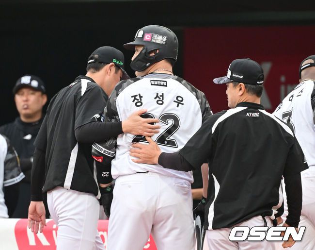 [OSEN=수원, 김성락 기자] 7일 오후 수원 KT위즈파크에서 ‘2025 신한 SOL Bank KBO리그’ KT 위즈와 SSG 랜더스의 경기가 열렸다.이날 홈팀 KT는 선발투수로 고영표, 방문팀 SSG는 앤더슨을 내세웠다. 6회말 2사 1, 2루 KT 장성우가 루킹 삼진아웃된 뒤 SSG 투수 앤더슨에게 분노를 표출하고 있다.  2025.06.07 / ksl0919@osen.co.kr