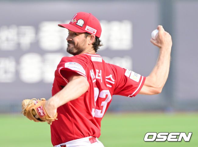 [OSEN=수원, 김성락 기자] 7일 오후 수원 KT위즈파크에서 ‘2025 신한 SOL Bank KBO리그’ KT 위즈와 SSG 랜더스의 경기가 열렸다.이날 홈팀 KT는 선발투수로 고영표, 방문팀 SSG는 앤더슨을 내세웠다. 1회말 SSG 선발 앤더슨이 마운드에 올라 힘차게 공을 뿌리고 있다. 2025.06.07 / ksl0919@osen.co.kr